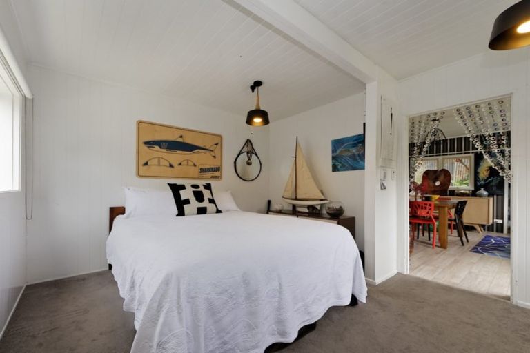 Photo of property in 29 Glenesk Road, Piha, New Lynn, 0772