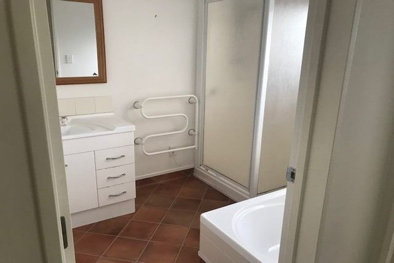 Photo of property in 11 Mannikin Place, Unsworth Heights, Auckland, 0632