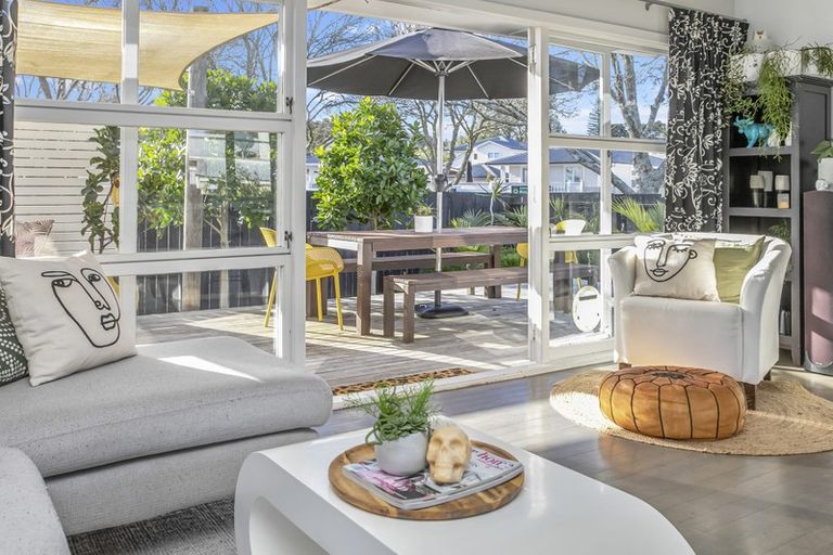 Photo of property in 4 Lynden Avenue, Hillcrest, Auckland, 0627