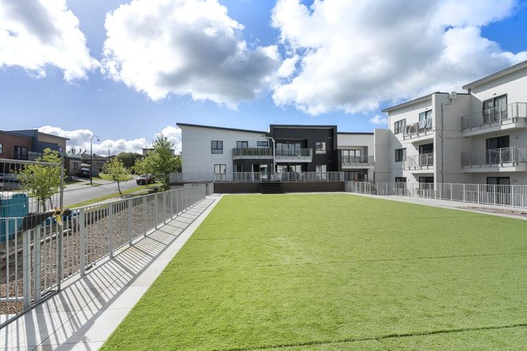 Photo of property in 2/132 Stancombe Road, Flat Bush, Auckland, 2016