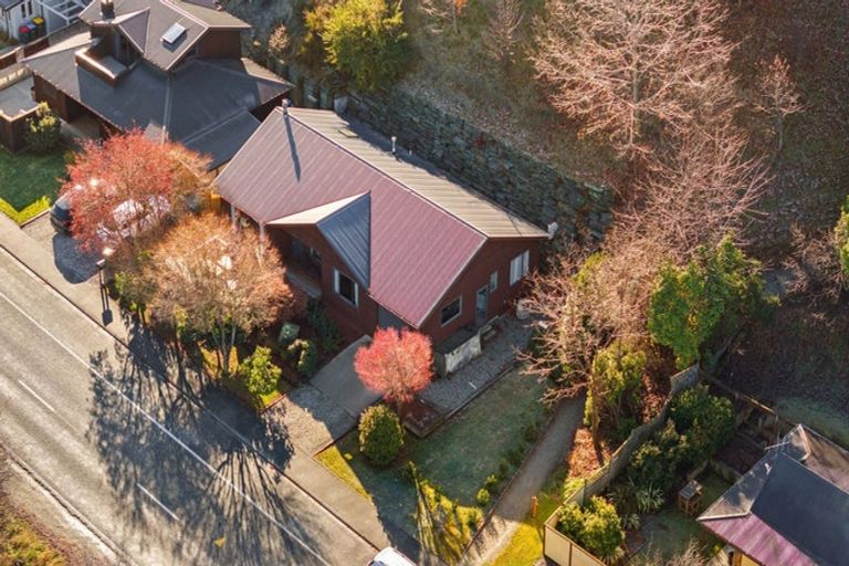 Photo of property in 33 Mcdonnell Road, Arrowtown, 9302