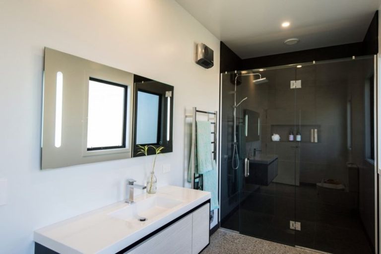 Photo of property in 60 Cunninghams Drive, Jacks Point, Queenstown, 9371