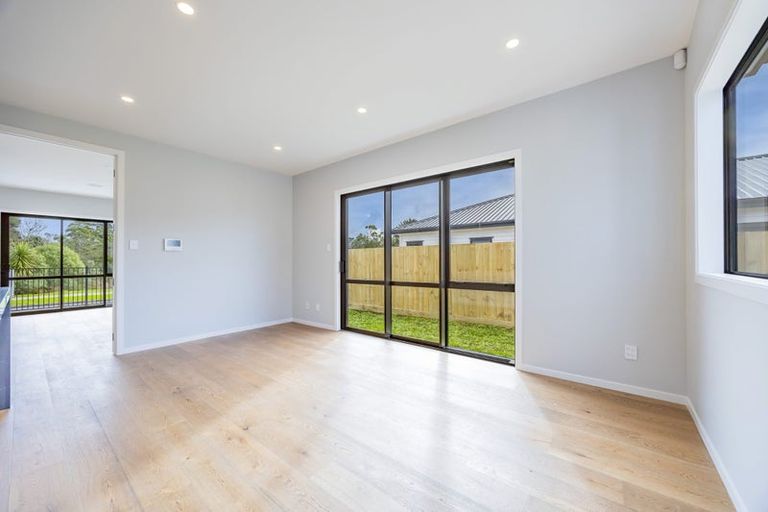 Photo of property in 13 Mcindoe Road, Kumeu, 0810