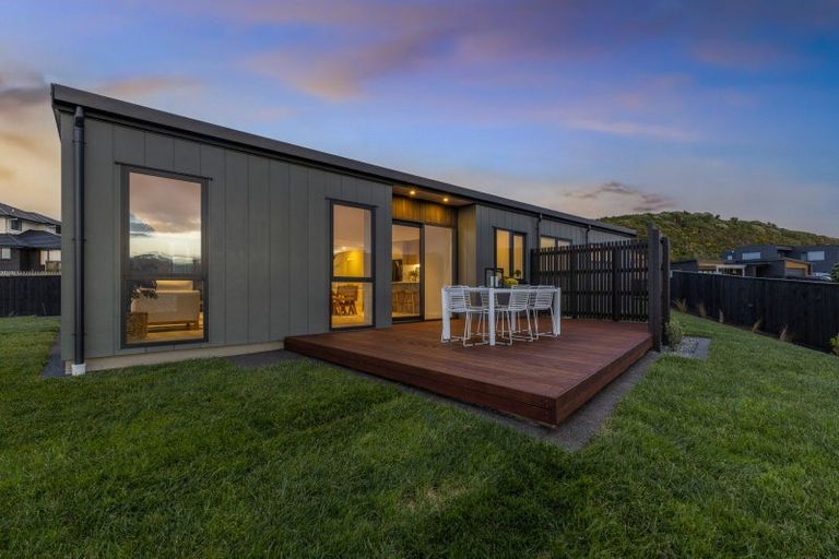 Photo of property in 6 Okupe Grove, Aotea, Porirua, 5024