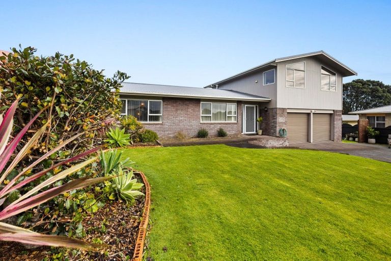 Photo of property in 11 Pohutukawa Drive, Opunake, 4616