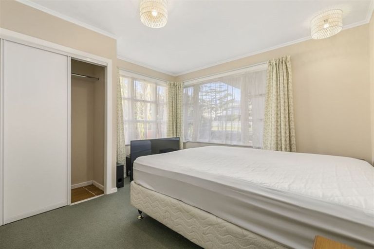 Photo of property in 56 Divich Avenue, Te Atatu South, Auckland, 0610