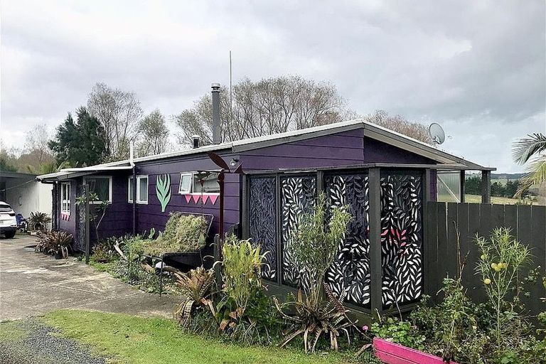 Photo of property in 28 Matakohe Road East, Matakohe, 0593