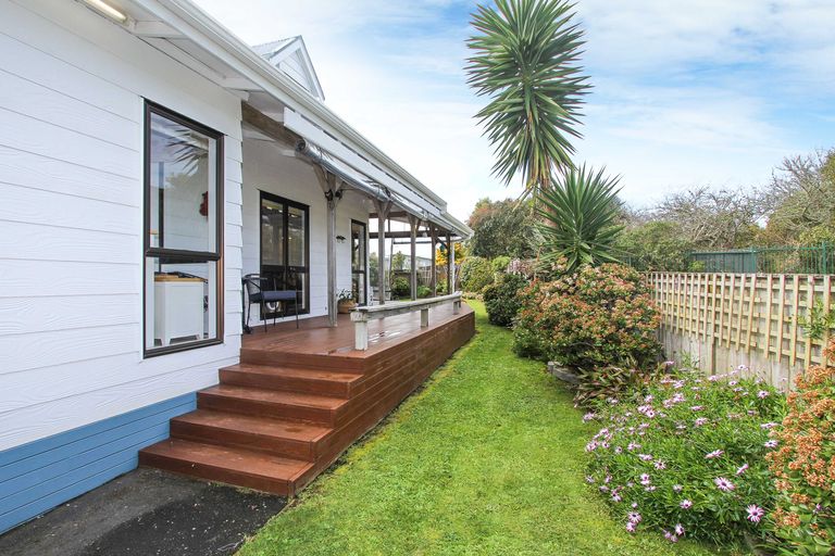 Photo of property in 2/28 Fairdale Place, Birkdale, Auckland, 0626