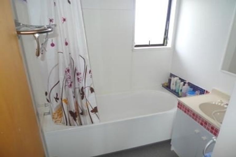 Photo of property in 39a Horokiwi Road West, Newlands, Wellington, 6037