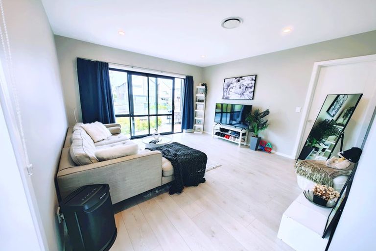 Photo of property in 1 Hea Road, Hobsonville, Auckland, 0616