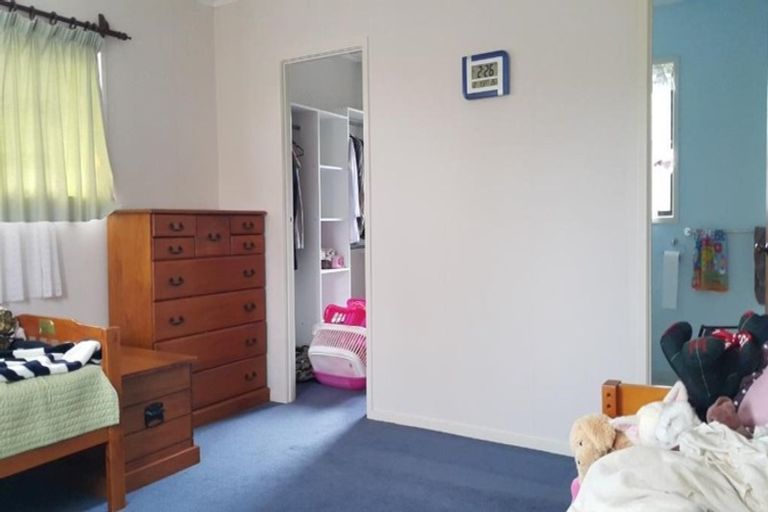 Photo of property in 8 Mahuta Grove, Northcote, Auckland, 0627