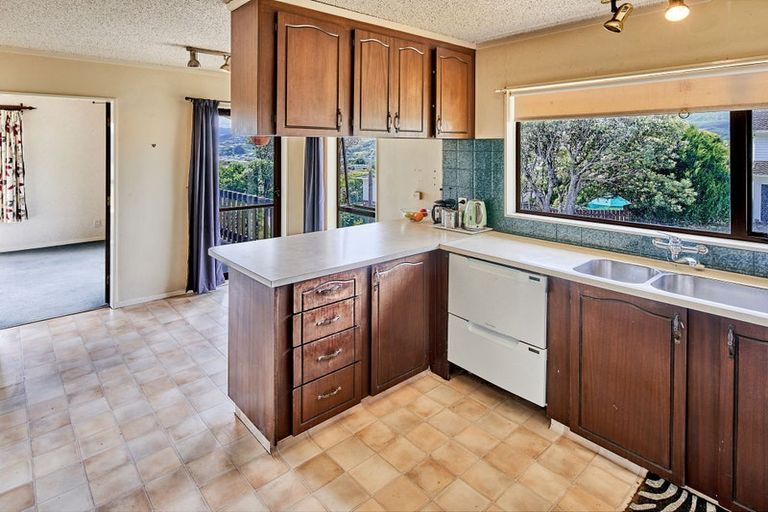 Photo of property in 16 Brasenose Place, Tawa, Wellington, 5028