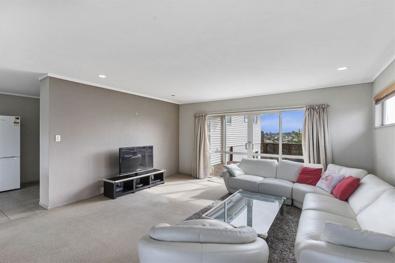 Photo of property in 92 Sunset Road, Unsworth Heights, Auckland, 0632