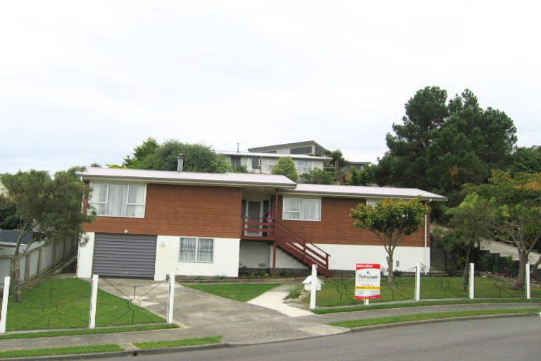 Photo of property in 13 Snowberry Grove, Timberlea, Upper Hutt, 5018