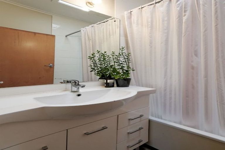 Photo of property in 121 Mcleod Road, Te Atatu South, Auckland, 0610