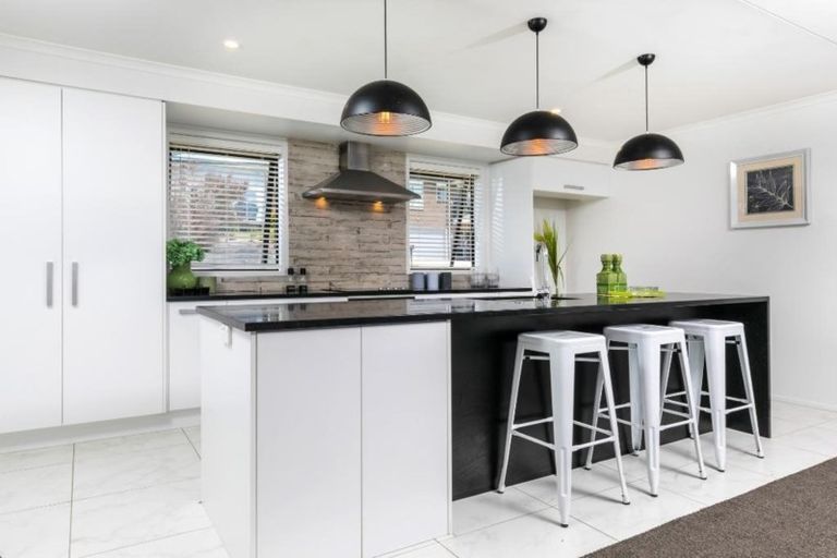 Photo of property in 2 Ruth Craig Place, Stanmore Bay, Whangaparaoa, 0932