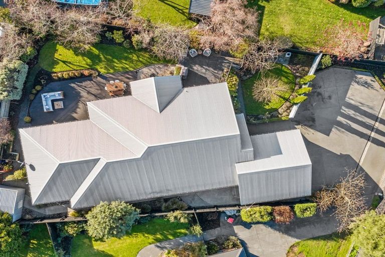 Photo of property in 76 Willowview Drive, Redwood, Christchurch, 8051