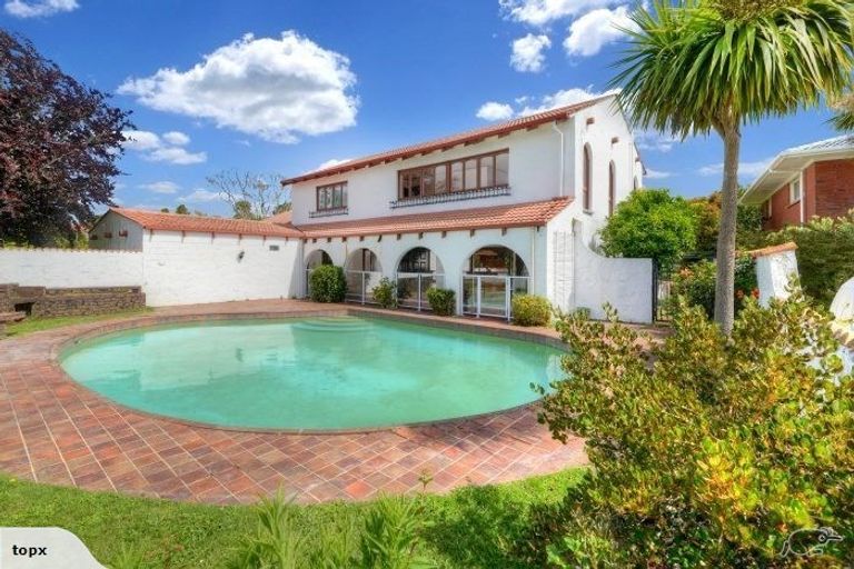 Photo of property in 19 Marywil Crescent, Hillcrest, Auckland, 0627