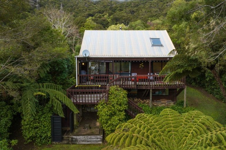 Photo of property in 14 Sandy Bay Road, Black Rock, Picton, 7282