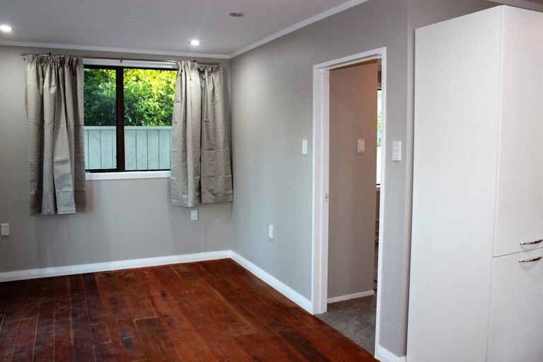 Photo of property in 3 Glen Marine Parade, Glendene, Auckland, 0602