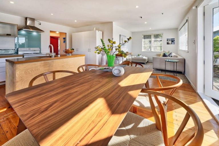 Photo of property in 1 Trojan Crescent, New Lynn, Auckland, 0600