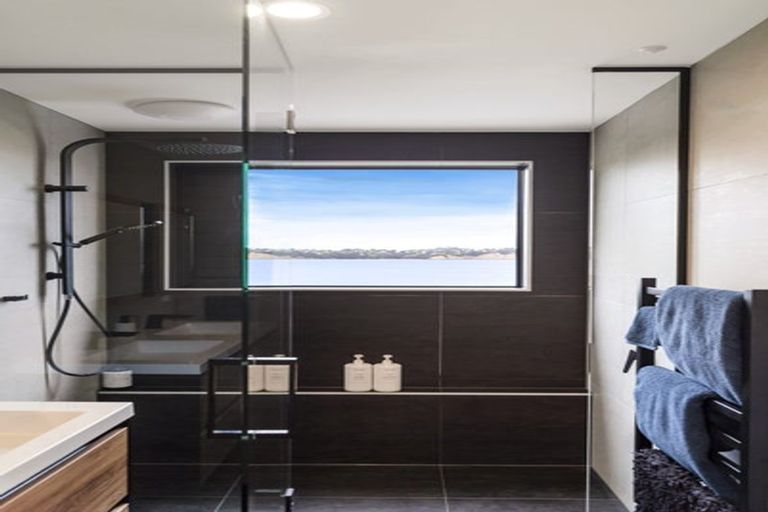 Photo of property in 32 Tindalls Bay Road, Tindalls Beach, Whangaparaoa, 0930