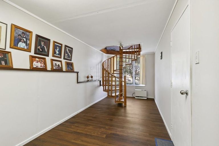 Photo of property in 23 Griffiths Grove, Newlands, Wellington, 6037