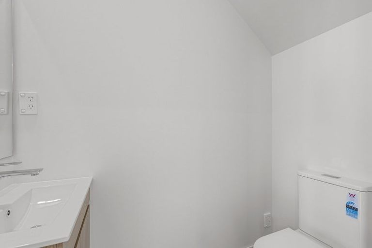 Photo of property in 4 Roberts Road, Matakatia, Whangaparaoa, 0930