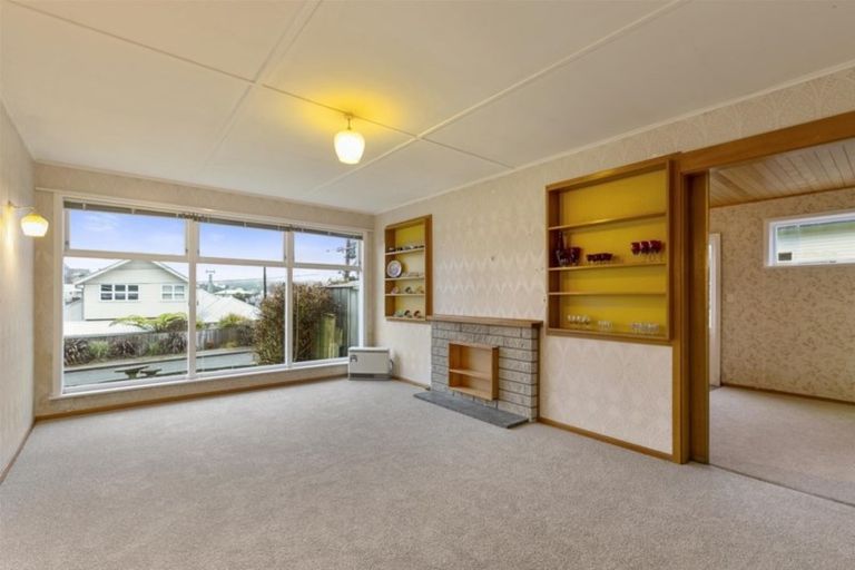 Photo of property in 2 Cara Crescent, Paparangi, Wellington, 6037