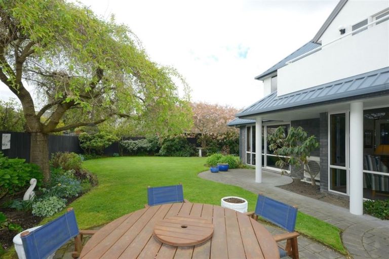 Photo of property in 16 Huntingdon Place, Avonhead, Christchurch, 8042