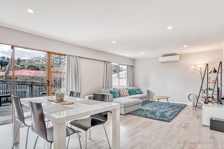 Photo of property in 2/33 Lowtherhurst Road, Massey, Auckland, 0614