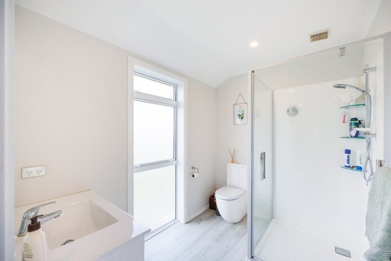 Photo of property in 132 Johnstone Drive, Fitzherbert, Palmerston North, 4410