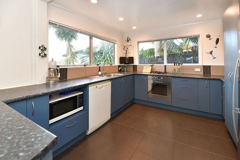 Photo of property in 43 Pohutukawa Avenue, Red Beach, 0932