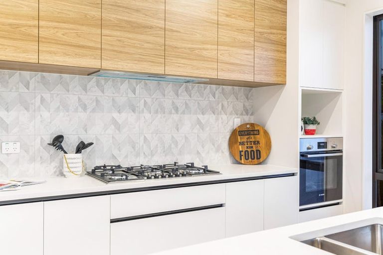 Photo of property in 16a Sheridan Drive, New Lynn, Auckland, 0600