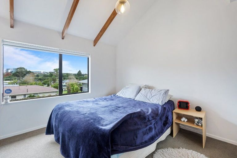 Photo of property in 2/78 Vodanovich Road, Te Atatu South, Auckland, 0610