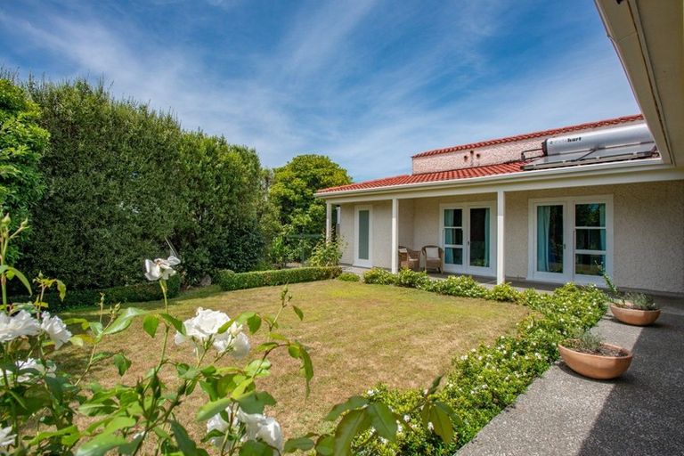 Photo of property in 20 Deakin Place, Clive, 4102