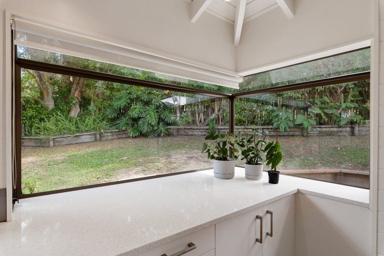 Photo of property in 33 John Downs Drive, Browns Bay, Auckland, 0630
