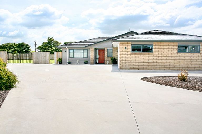 Photo of property in 10 Cooladerry Place, Rosehill, Papakura, 2113