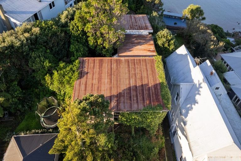 Photo of property in 174 Nevay Road, Karaka Bays, Wellington, 6022