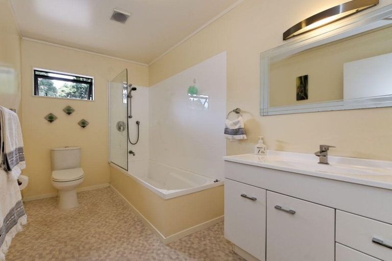 Photo of property in 408 Scenic Drive, Waiatarua, Auckland, 0612