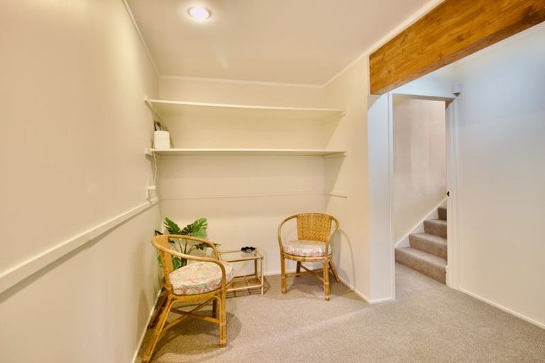 Photo of property in 2/48 Becroft Drive, Forrest Hill, Auckland, 0620