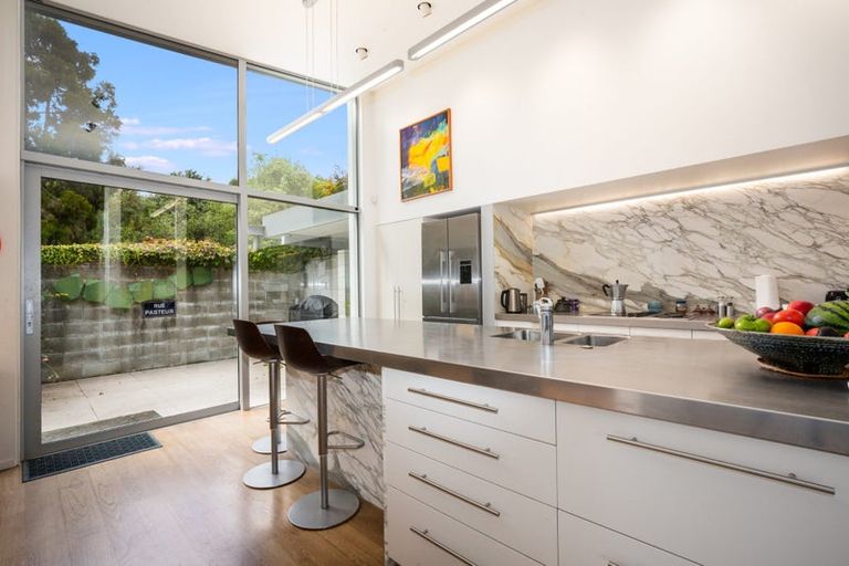 Photo of property in 82 Blue Mountains Road, Pinehaven, Upper Hutt, 5019