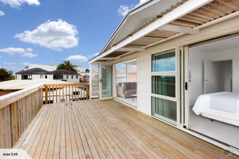 Photo of property in 2/611 Beach Road, Rothesay Bay, Auckland, 0630