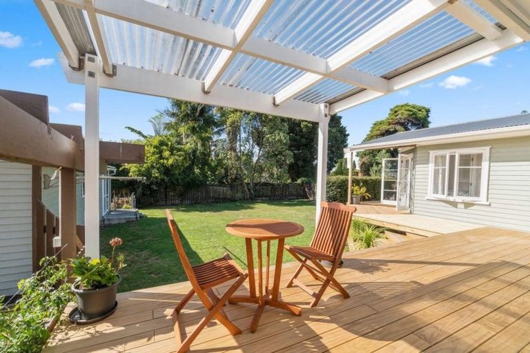 Photo of property in 55 Graham Avenue, Te Atatu Peninsula, Auckland, 0610