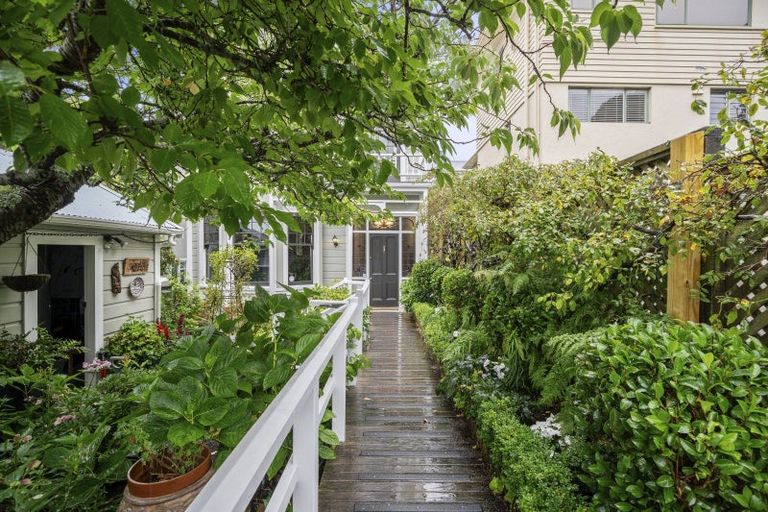 Photo of property in 17 Park Street, Thorndon, Wellington, 6011