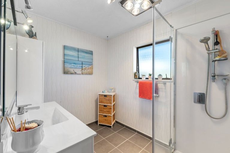 Photo of property in 19a Litchfield Place, Clarks Beach, 2122