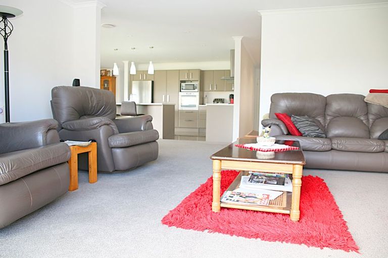 Photo of property in 10 Cooladerry Place, Rosehill, Papakura, 2113