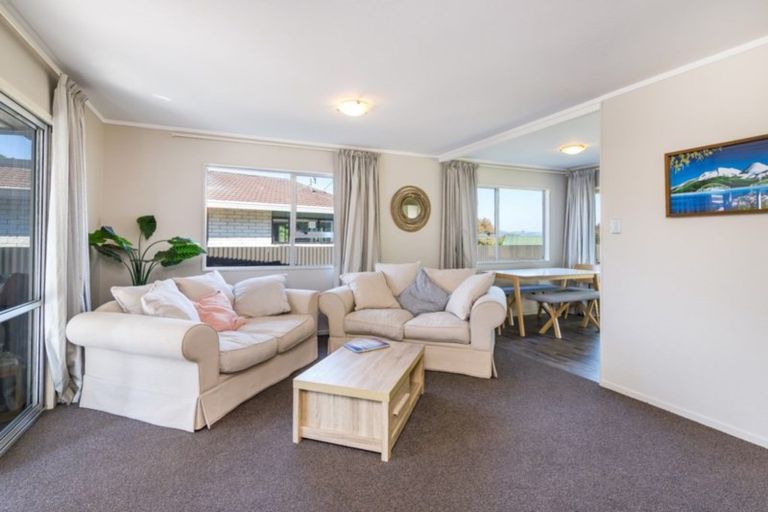 Photo of property in 2 Swan Close, Richmond Heights, Taupo, 3330