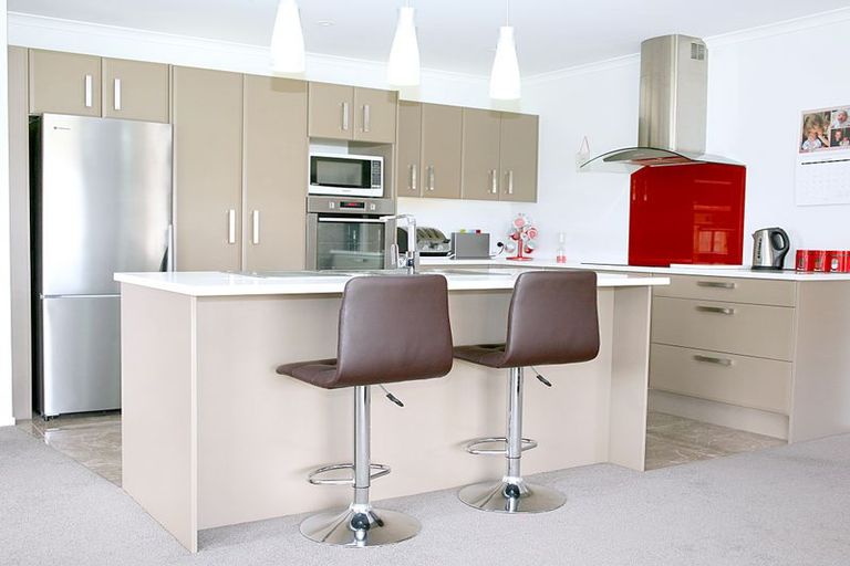 Photo of property in 10 Cooladerry Place, Rosehill, Papakura, 2113