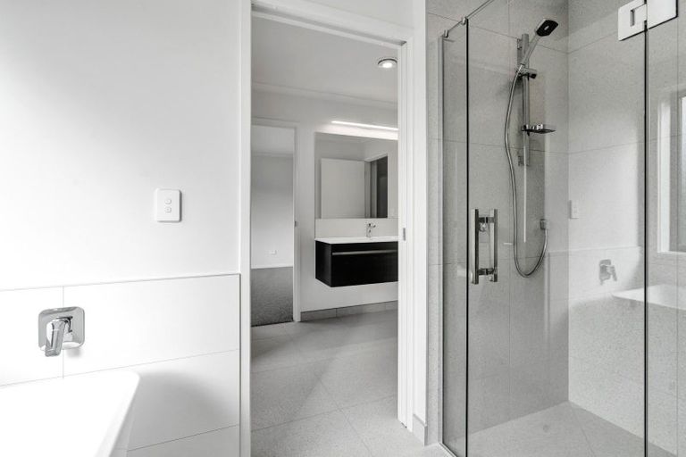 Photo of property in 31 Ninia Road, Paraite, New Plymouth, 4373